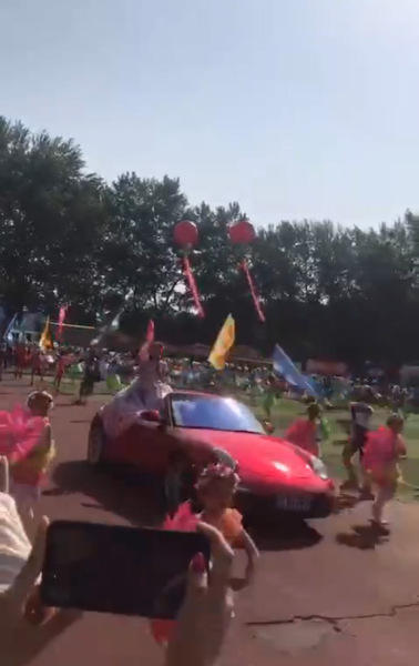 保时捷跑车开上小学操场 负责人:不知道这辆车有多么豪华