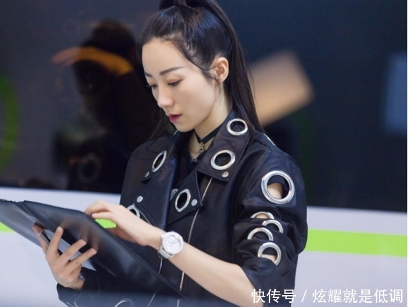 韩雪机场遇粉丝送礼物,看到价格后立马归还,难