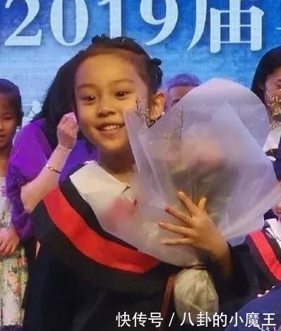 甜馨近照曝光,越来越像李小璐,眼神忧郁疑似受到父母影响 E世博体育官网