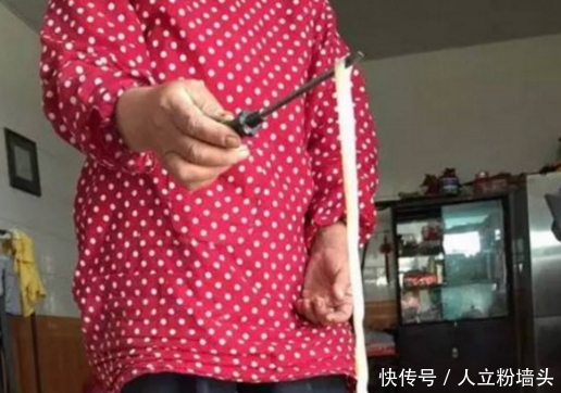 男子晚上吃火锅发现鱼不对劲，媳妇看见后，脸色都白了！