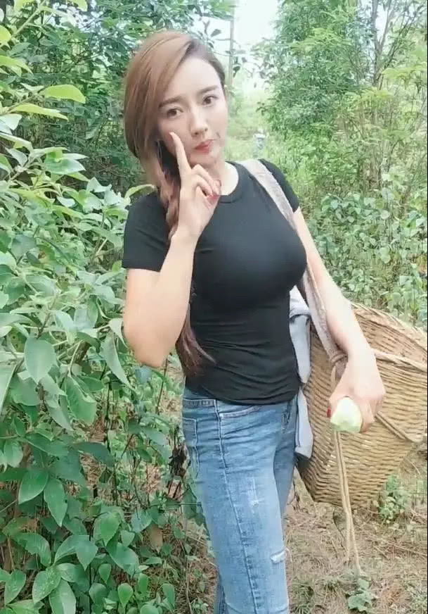 农村小丝袜上山采私房,一脸狂野惹人爱,少女风蘑菇姐姐情趣清纯图片