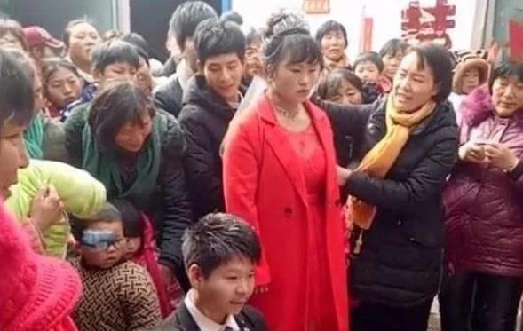 婚礼当天,男方变卦彩礼少一半,女方生气不下跪
