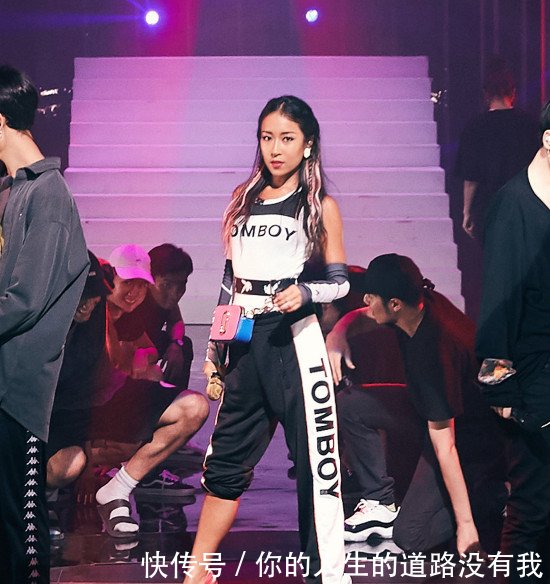 吉克隽逸为了美真拼!穿一双玻璃鞋现身,不怕