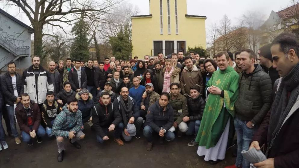 德国新闻| 1200名难民改信基督教,教堂里都坐不