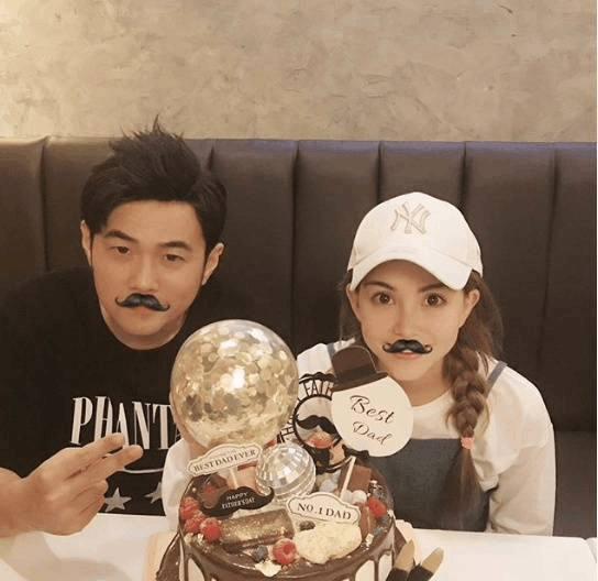 周杰伦儿子被小丑吓哭,和妈妈合影伸手拉帽子,动作神似爸爸