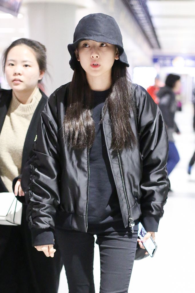 19岁宋祖儿机场照潮范十足,俏丽模样,果然年轻