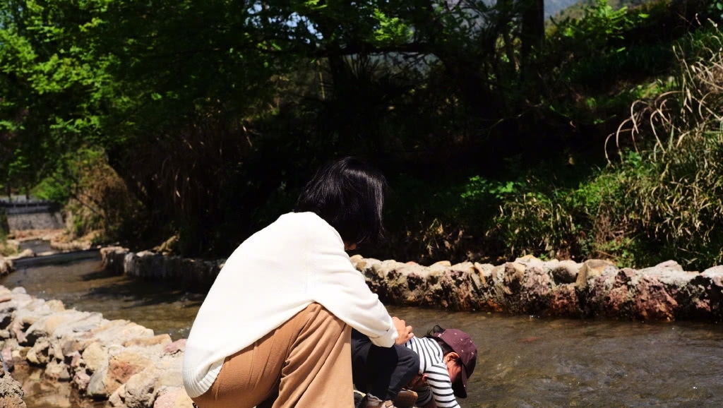 朱丹带女儿遛弯,看着女儿在阳光下欢快奔跑的