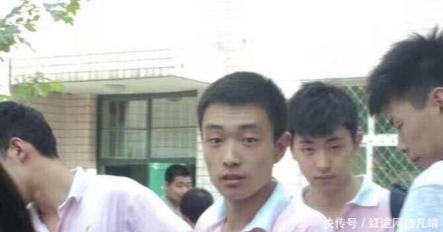 邓伦微博发自拍,忘记P掉所喝饮料,粉丝发现了