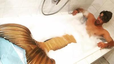 男子从小梦想成为美人鱼,花8000元定制鱼尾,整天泡在水里!
