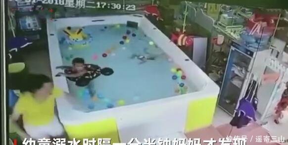 1岁宝宝游泳馆溺亡 妈妈在一旁玩手机 三次逃