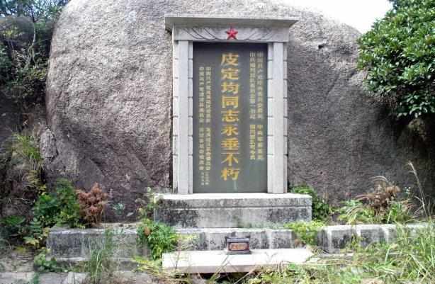 他打死张灵甫，毛主席特批他少将升中将，死后却移出八宝山