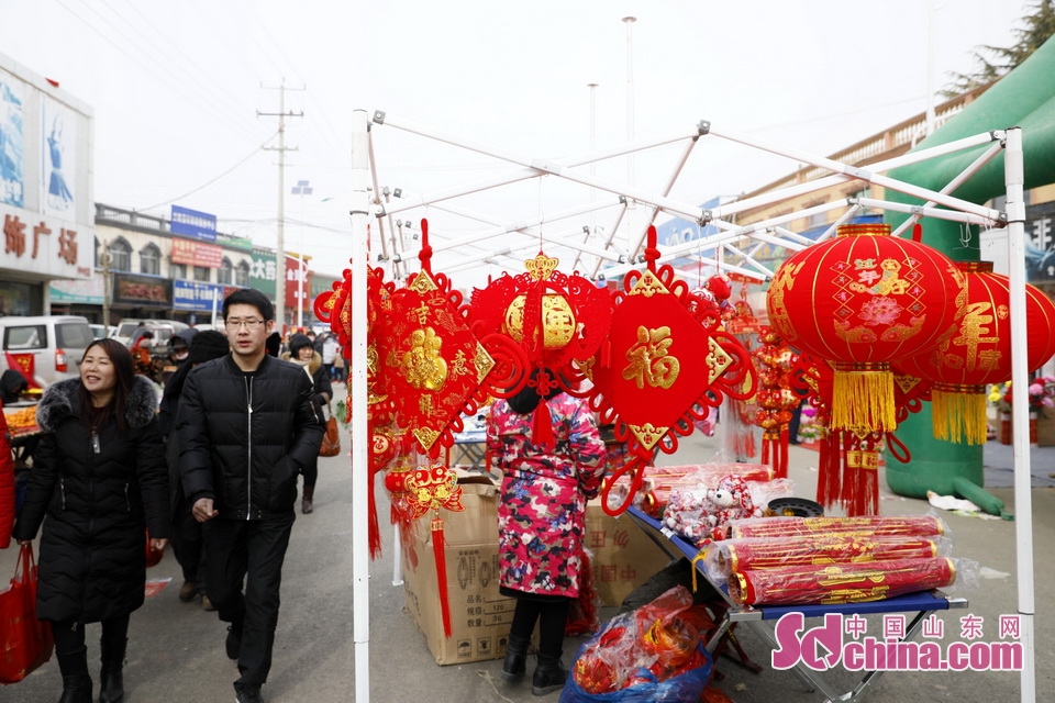 临沂小镇万人过年赶大集 外地人淘实惠当地人赶心情