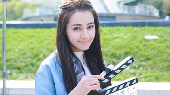 迪丽热巴童年旧照曝光 从娘胎一路美到大