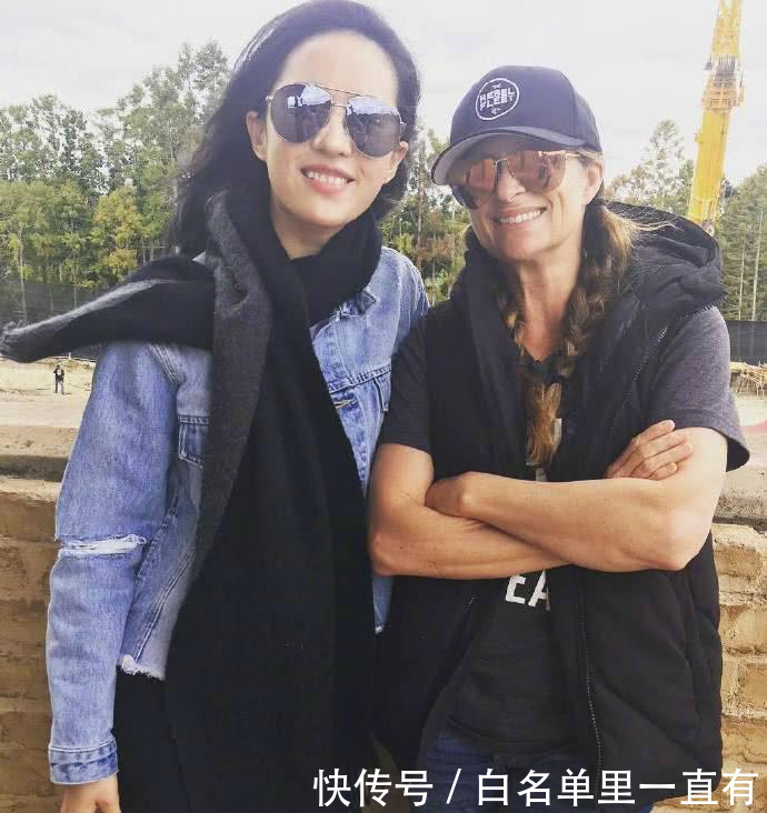 电影《花木兰》杀青, 刘亦菲庆功宴上亲吻好友