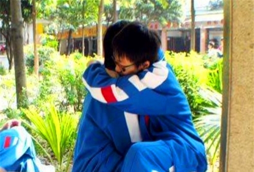 女孩初中开始恋爱,父母知道后要求见男孩家长