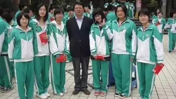 上海24所中学校服大比拼,丑出天际的竟是这所学校!