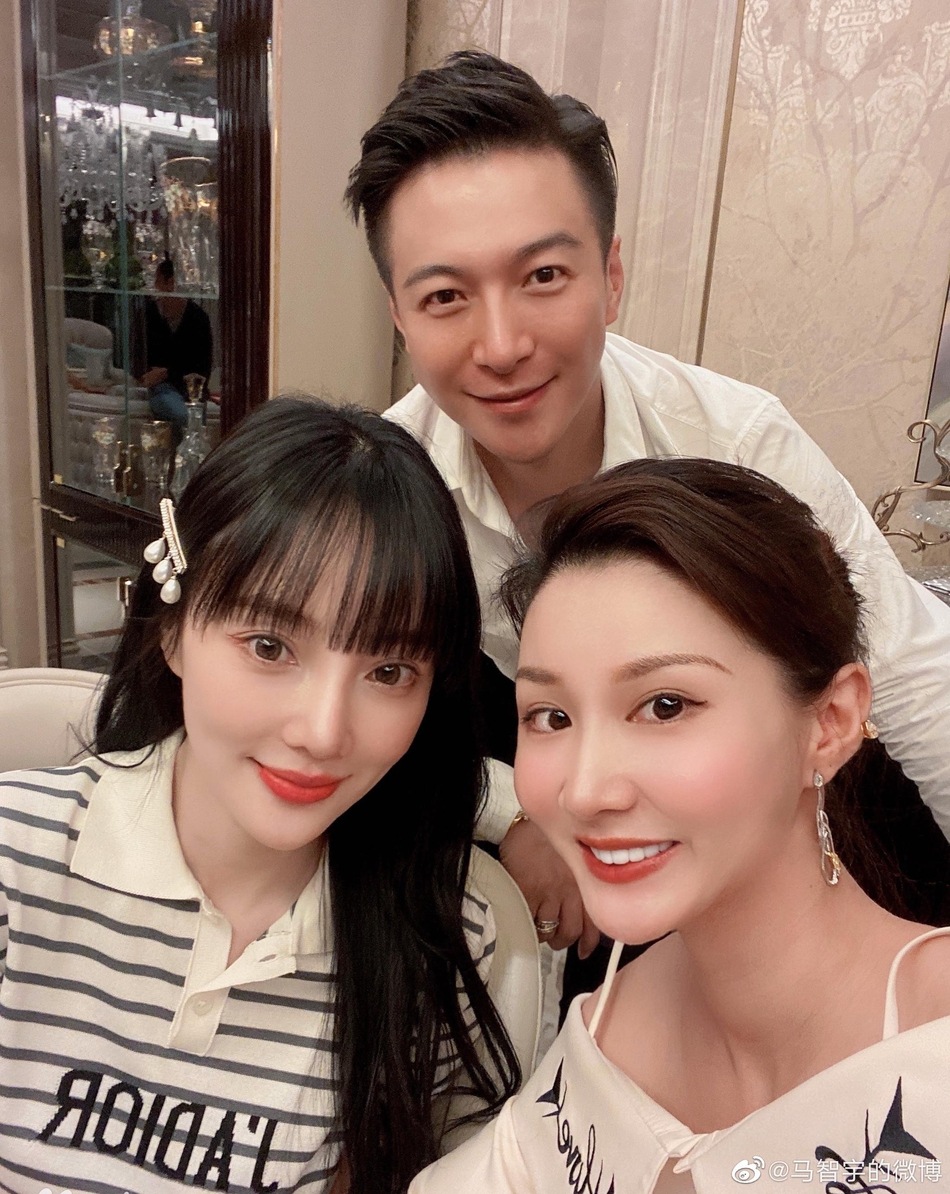 李小璐祖孙三代罕同框 亲妈张伟欣一身珠宝颜值优越 眼界，放眼世界 