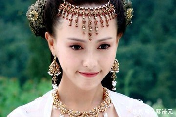 唐嫣怀孕了网友拍唐嫣机场视频,说其孕肚若隐