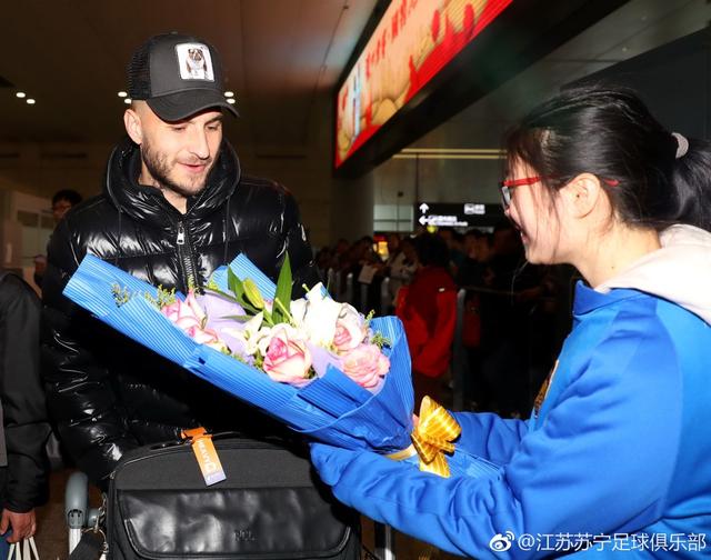 今日中超签约好开心!新援亮相富力,帕莱塔抵南