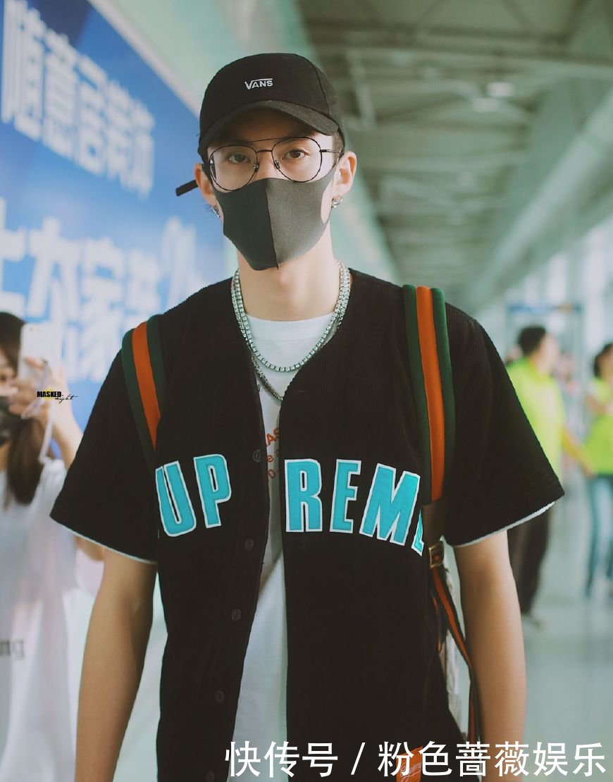 王鹤棣还没上飞机就把U型枕套在脖子上,粉丝们