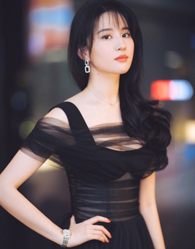 《创造营2019》选手在机场被扔鸡蛋,刘亦菲鹿