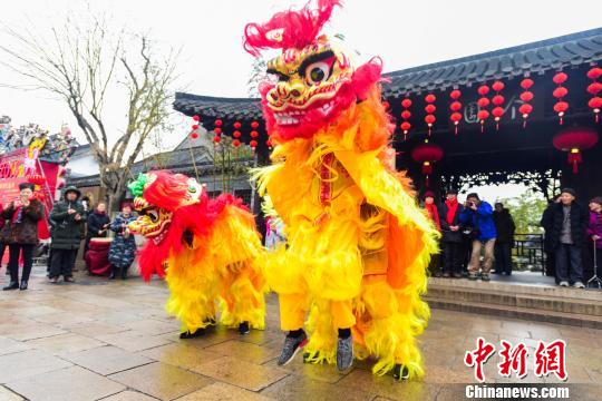 江苏扬州古城少了鞭炮更宁静干净 年味依然浓郁