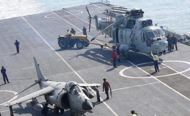 印度买航母花几十亿,却用拖拉机代替牵引车,是