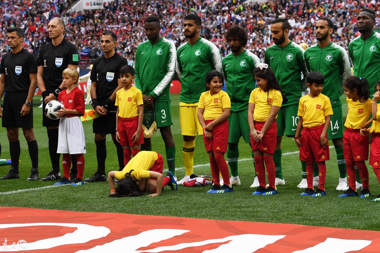 世界杯小组赛俄罗斯和沙特阿拉伯之间的比赛,