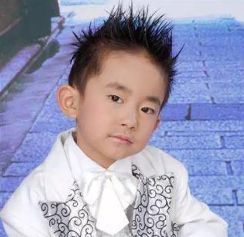 易烊千玺,成长史也是颜值进化史,别说话,快看!