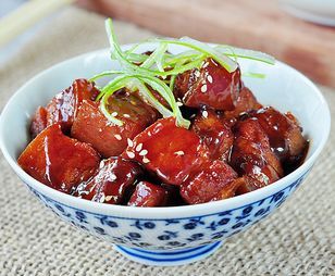 做红烧肉需要放油吗 t01d3c612aea56e96f9.jpg