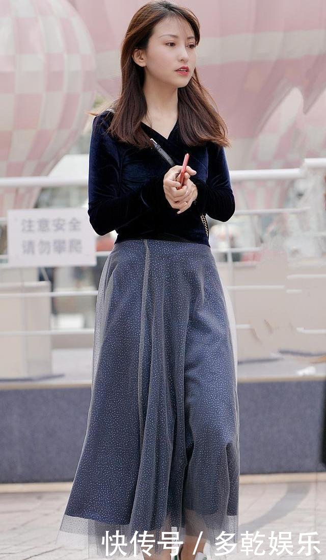 街拍美女穿白美女配牛仔裤,如莲花一样纯洁,是v美女店衬衫夜图片