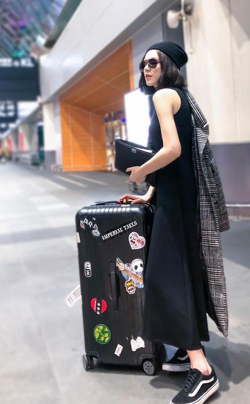 许玮宁一身黑色修身长款连衣裙性感十足,外搭