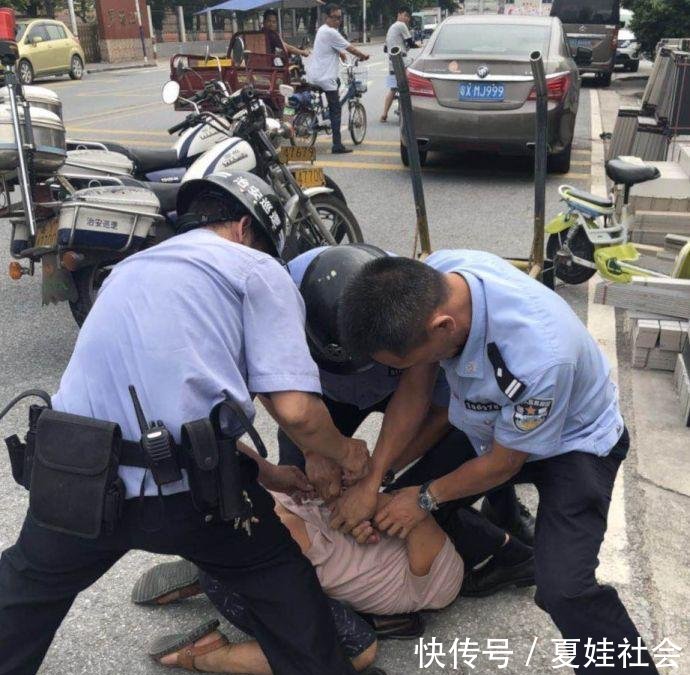 佛山 无视警察6枪示警大货车强行冲卡撞毁1