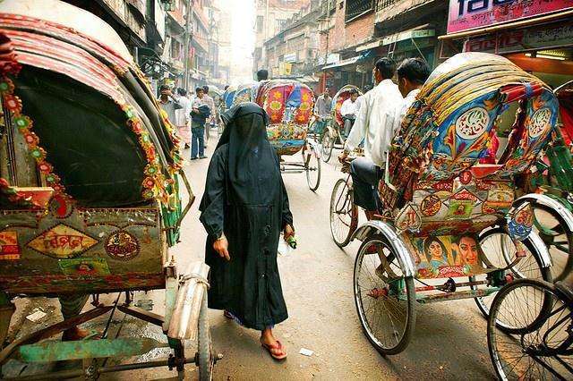 走进孟加拉国达卡市,当地女人这样出行有点潇
