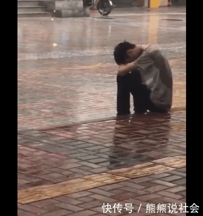 男子独自坐在雨中, 落寞的背影引起网友共鸣, 网