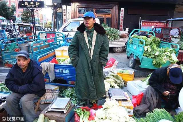 黑龙江黑河迎来霜冻天气 市民穿棉军大衣、羽绒服外出