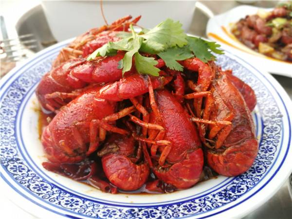 郑州夜市新秀\"洛阳王胖子涮牛肚\"开张 食客们争相尝鲜