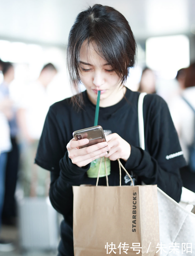 郑爽素颜现身机场,鼻子整容后遗症明显。