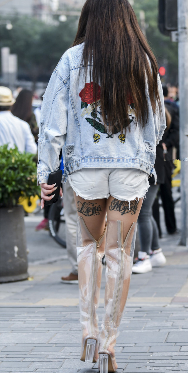 牛仔外套搭配白色热裤的美女,透明高筒长靴真