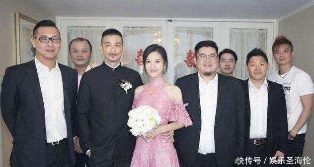 赵薇的妹妹出嫁,她隆重出场,粉色的礼服美的