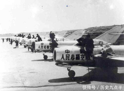 他是志愿军首位“特等功臣”,毛主席称他孤胆英雄,孙子更出名