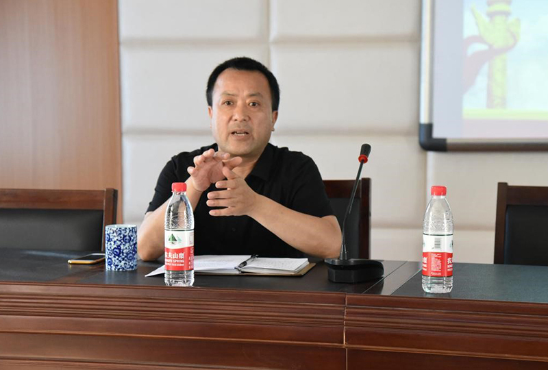 市西河路小学召开2018年管理服务对象恳谈会