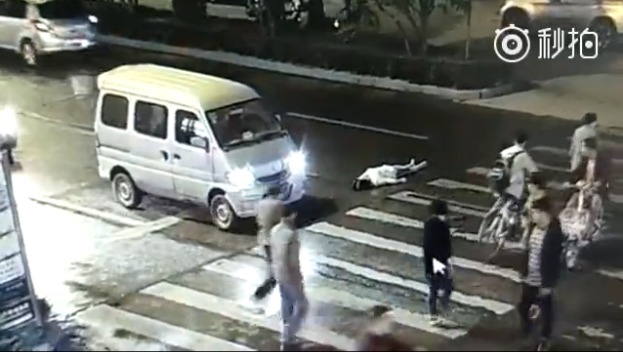 女子过马路被二次碾压致死现场视频曝光 路人冷眼旁观有责任吗