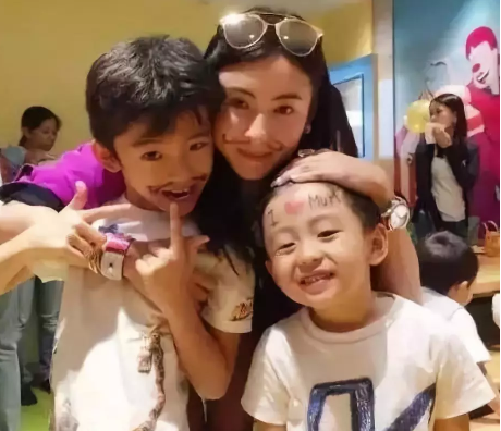 38岁张柏芝生三胎清空微博:谢霆锋、陈冠希再