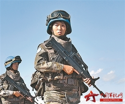 作为中国第三批维和步兵营女兵负责人,整个夜晚,她都带领女兵全副武装