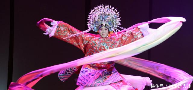 李玉刚戛纳红毯不穿正装,保安二度催赶,未修图