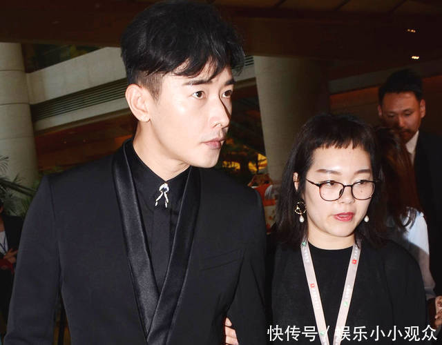 罗晋外出被女助理挽手遭追拍 怕唐嫣吃醋扭头