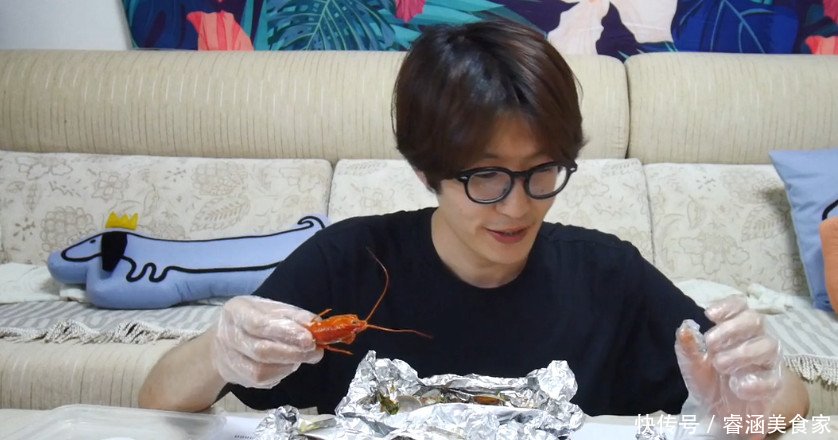 韩国小哥第一次吃中国的小龙虾,吃完以后会有