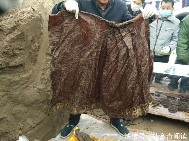 工人施工发现400年前古墓，挖掘后，在墓中发现了这件“衣服”