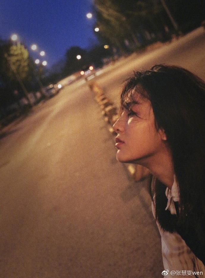 张慧雯真的太美啦！夜色下的她，走过无人的街头！网友：想去陪她